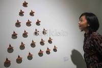 Pengunjung memperhatikan seni instalasi bertema Sacred Mountain.