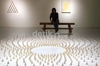 Para pengunjung berdatangan untuk melihat karya-karya Albert Yonathan. Albert Yonathan adalah seniman asal Bandung yang lahir pada 17 Juni 1983.