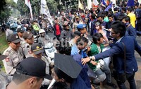 Demonstrasi ini dipicu kebijakan Mendikbud M. Nuh yang mewajibkan sertifikasi guru. Mereka menolak karena menilai sarjana keguruan tidak perlu sertifikasi ulang karena sudah menempuh pendidikan dan kuliah selama mengikuti pendidikan strata-1.