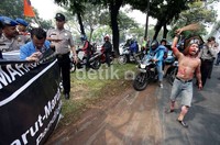 Mereka menolak sertifikasi guru untuk sarjana non kependidikan karena dianggap akan menggerogoti institusi keguruan yang sudah ada.
