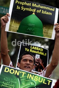 Mereka memprotes peredaran film Innocence of Muslims.