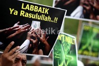 Para pendemo juga membawa poster-poster.
