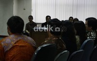 Saksi yang dihadirkan dalam persidangan ini adalah Gede Ari Sudana (CIMB Niaga), Rudolf Sirait (Mandiri), Grace Luisa (Standard Chartered Bank), Dhani Retno Wahyuni (Bank Mega), Osbi Oesman (HSBC), Putranda Roberto (HSBC), dan Lidiana Pasaribu (Citibank). (Ramses/detikcom).