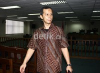 Dhana berjalan meninggalkan ruang sidang. (Ramses/detikcom).