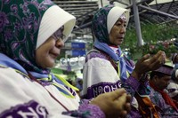 Sebelum diberangkatkan, para jamaah haji berdoa bersama.