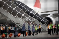 Para jamah haji melambaikan tangan kepada keluarganya sebelum memasuki pesawat.