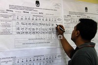 Satu persatu perolehan suara di setiap TPS dicatat.