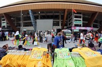 Pedagang kaki lima memadati halaman luar Stadion Utama Riau, Pekanbaru, Kamis (20/9/2012).