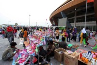 Penutupan PON XVIII Riau di Stadion Utama Riau, menjadi berkah para pedagang.