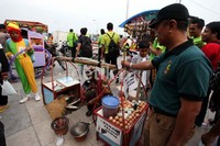 Kerak telor Betawi pun juga dijual di halaman stadion.