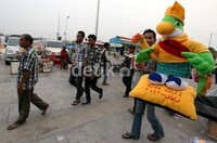 Pedagang menawarkan boneka burung serindit kepada para pengunjung di Stadion Utama Riau, Pekanbaru.