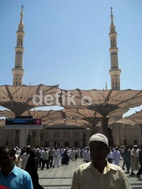 Jamaah usai melaksanakan salat Jumat di Masjid Nabawi.