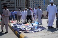 Suasana pasar kaget yang menjual berbagai perlengkapan muslim digelar warga Madinah di sekitar masjid.