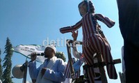 Dalam aksinya, massa FPI Sulsel juga membawa boneka berwajah Obama dengan seluruh bagian boneka bermotif bendera AS.