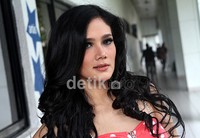 Mata biru Mulan Jameela. (Gusmun/detikHot).