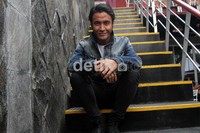 Ia pun tersenyum di depan kamera. Gus Mun/detikHOT.