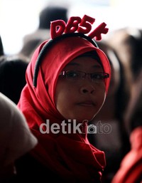 Guna menyambut sang idola, mereka memakai bermacam pernak-pernik.
