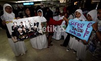 Mereka juga membawa poster dan foto-foto sang idola.