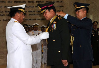 Kasad Thailand Terima Tanda Kehormatan dari TNI