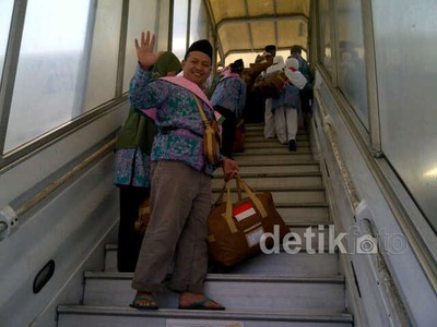 Jamaah Haji Embarkasi Surabaya Diberangkatkan