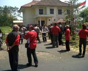 Massa PDIP Pendukung Eddy Rumpoko Kepung KPU Batu