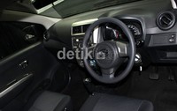 Interior Ayla. Mobil ini sudah menggunakan komponen lokal sebanyak 84 persen.