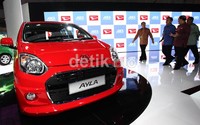 Boediono berkeliling untuk meninjau pameran mobil terbesar di Indonesia tersebut.