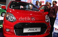 Boediono melihat mobil Astra Daihatsu Ayla.
