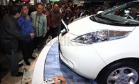 Sejumlah menteri mendampingi Boediono, salah satunya Menteri Perindustrian MS Hidayat.