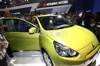 Boediono melihat-lihat interior salah satu mobil yang dipamerkan.