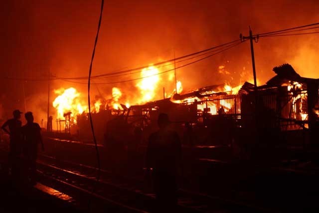 Api di Gudang Mebel di Muara Kapuk Berhasil Dipadamkan