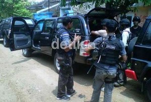 Densus 88 Temukan Bom Rakitan & Bahan Peledak dari Solo