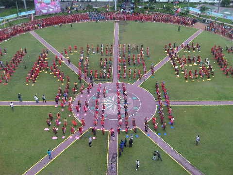 2.000 Ibu Bhayangkari Tari Tortor di Medan