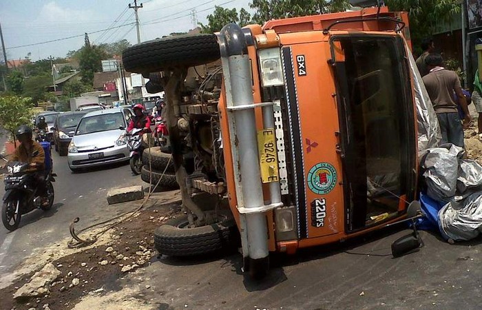 Pengendara Sedan Selamat Setelah Tertimpa Truk Pasir