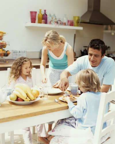 5 Cara Melatih si Kecil Menyantap Makanan Sehat