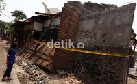 Kios tersebut meledak dan terbakar pagi tadi.