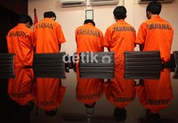 Para tersangka adalah kawanan yang sering melakukan pencurian dengan kekerasan di daerah Ciledug Raya dan Tangerang.