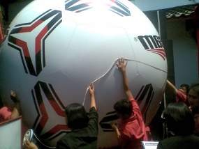 Dua Bola Raksasa Raih Rekor MURI