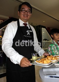 Adalah CEO PT Astra International-Peugeot Constantinus Herlijoso. Pria berkacamata yang akrab disapa pak Herli itu berubah profesi menjadi pelayan di booth Peugeot C di JI Expo Kemayoran, Jakarta Utara.