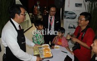 Tapi aksi Herli kali bukan sungguhan. Apa yang Herli lakukan adalah candaan demi membuat para tamu tertawa lepas. Lakon pria ramah senyum itu pun ternyata cukup sukses. Beberapa tamu dan rekan jurnalis cekikikan dengan aksi pak Herli.