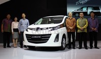 Manajemen Mazda Motor Indonesia berpose dengan Biante. MPV ini akan memasuki segmen MPV kelas menengah dengan kapasitas penumpang mencapai 8 orang.