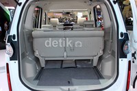 Untuk warnanya Biante memiliki 5 pilihan warna diantaranya Clear Water Blue Metallic, Radian Ebony Mica, Aluminium Metallic, Crystal White Pearl Mica, dan Brilliant Black.