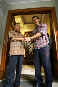 Basuki Tjahaja Purnama (Ahok) berjabat tangan dengan Jusuf Kalla. (Ramses/detikcom).