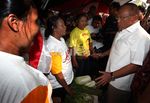 Ical Sapa Pedagang Pasar Minggu