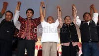 Sebelum menyapa pedagang, Ical menghadiri deklarasi pedagang kaki lima yang mendukung dirinya sebagai calon presiden.