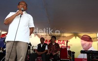 Dalam pidatonya, Ical berjanji memperbaiki nasib para PKL dan usaha mikro/UMKM lainnya.
