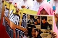 Para aktivis Rohis (Rohani Islam) juga membawa senjumlah poster dan spanduk.