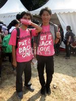 Pria-pria Berbaju Pink di SM Town Jakarta