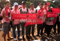 SoneID tampil kompak dengan kaos dan atribut handuk pink.