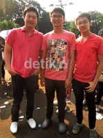 Pria-pria Berbaju Pink di SM Town Jakarta